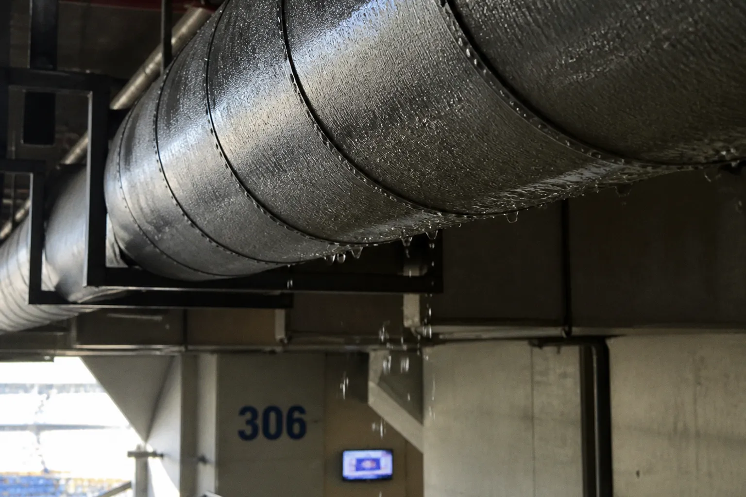Why does the closed Arthur Ashe Stadium feel like a sauna?