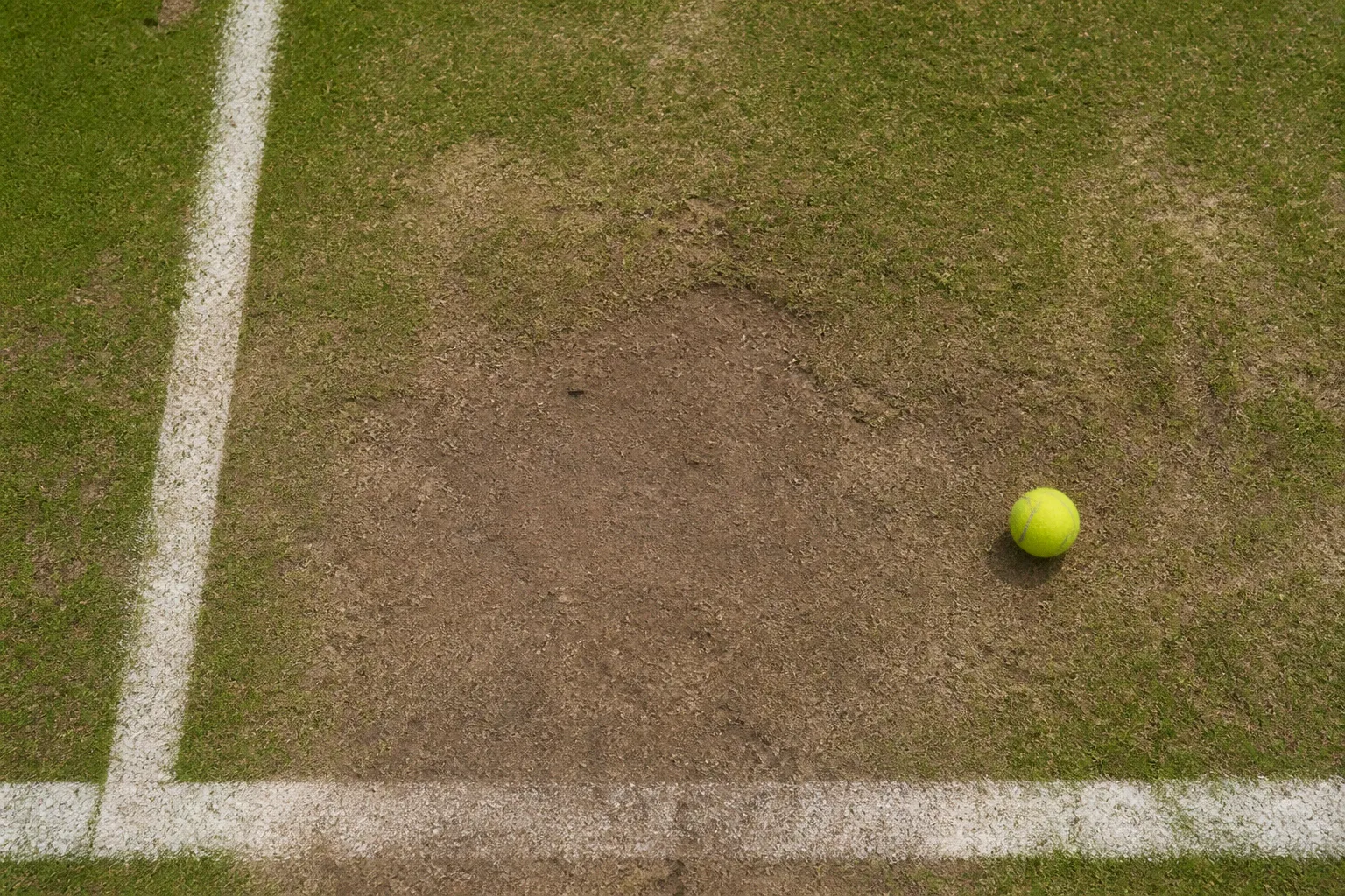 Wimbledon grass wear: how baseline dirt changes the bounce