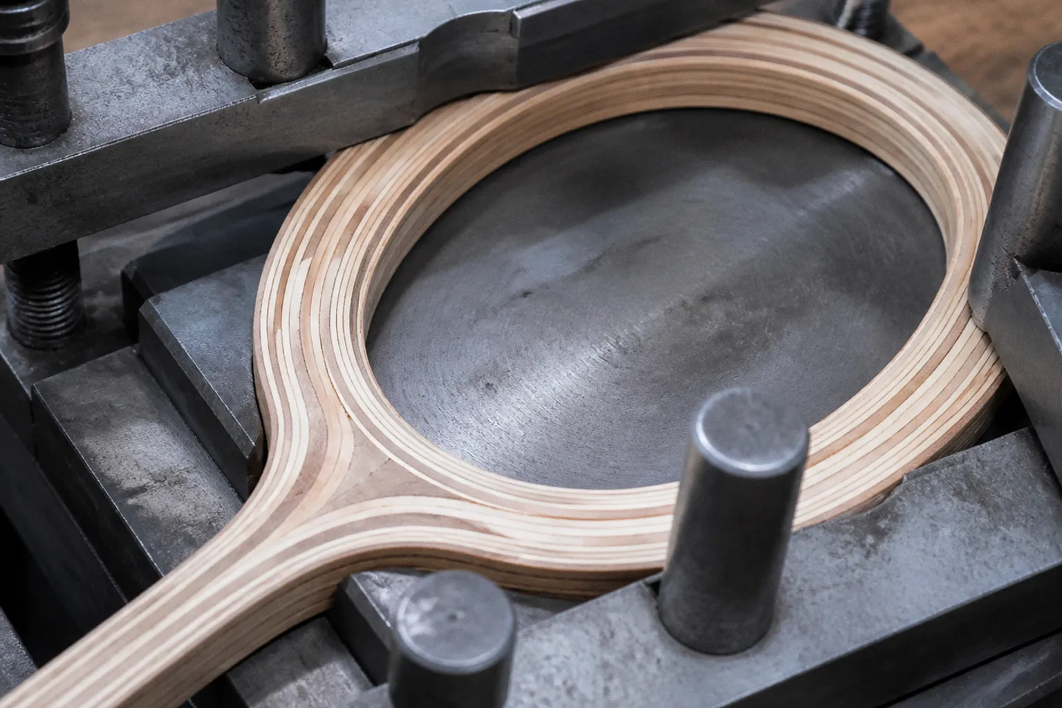 Wooden tennis rackets: the craft of multi-ply lamination
